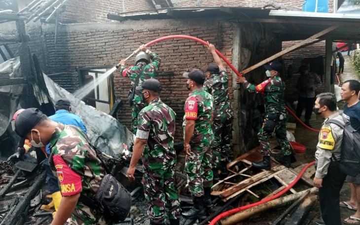 Proses pemadaman rumah Sarini 