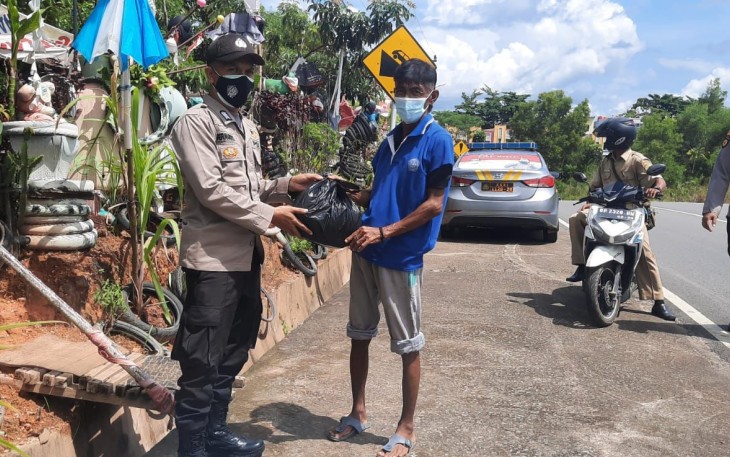 Polsek Bandara RHF Tanjungpinang Gelar Bakti Sosial