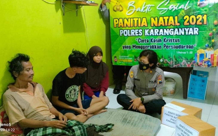 Personil Polres Karanganyar saat memberikan bantuan sosial di kediaman Suti Hapsoro (foto: Dok : Istimewa/Humas Polres Karanganyar)