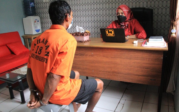 Tersangka saat diperiksa penyidik