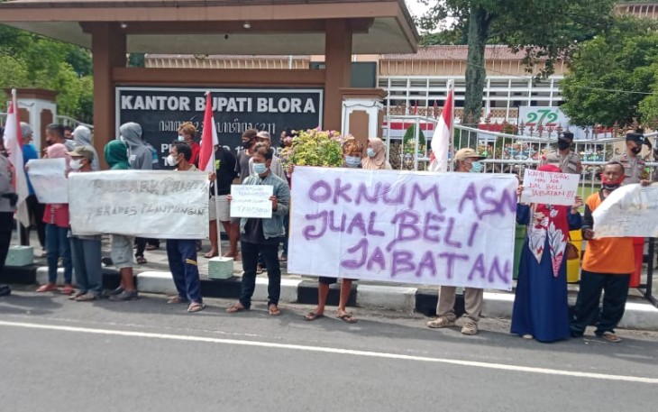 Puluhan warga Desa Plantungan Blora mendatangi kantor Bupati Blora memprotes dugaan jual beli jabatan dalam pengisian perangkat desa