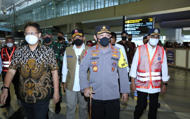 Tinjau Bandara Soetta H-1 Natal, Kapolri Minta Pengawasan Ketat Masa Karantina PPI
