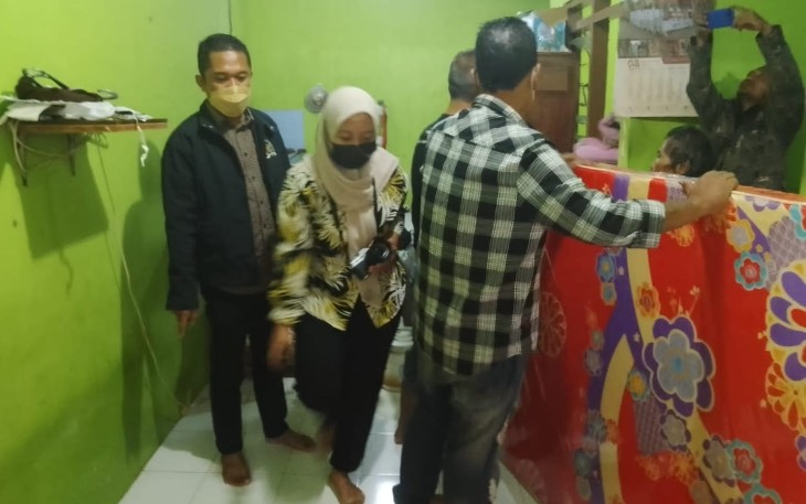 Anggota Komisi VIII DPR RI Paryono (berdiri paling kiri) saat kembali  memberikan bantuan di kediaman Suti Hapsoro, Jumat (24/12/2021).