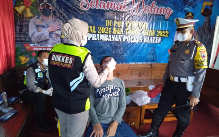 Petugas Polres Klaten melaksanakan Swab antigen secara acak kepada pengemudi mobil/penumpang
