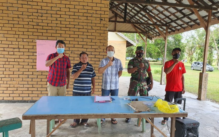 Babinsa Koramil 1016-02 Bukit Batu melaksanakan monitoring kegiatan pemilihan ketua RT 03 Kelurahan Tumbang Tahai 