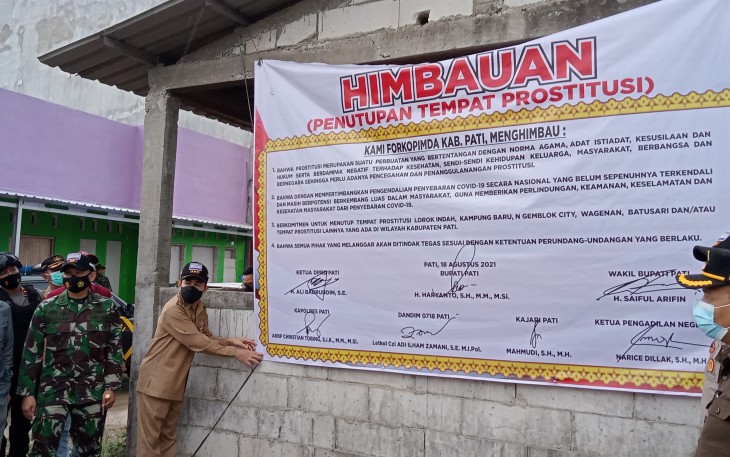 Pemasangan spanduk penutupan LI