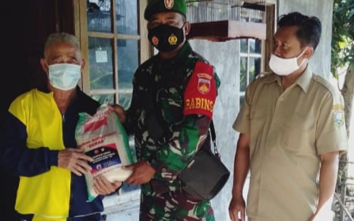 Pembagian beras untuk masyarakat