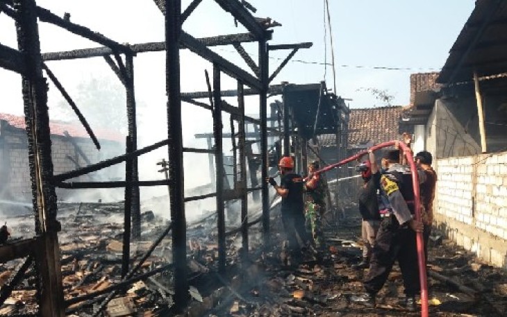 Petugas berusaha memadamkan api