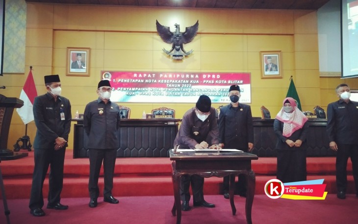 Walikota Blitar Santoso Tandatangani Nota Keuangan KUA PPAS Kota Blitar Tahun Anggaran 2022 (foto : Faisal NR / Klikwarta.com)