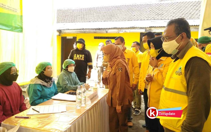 Jajaran Pengurus DPD Partai Golkar Kabupaten dan Kota Blitar bersama Bupati Rini Syarifah Pantau Vaksinasi Covid-19 (foto : Faisal NR / Klikwarta.com)