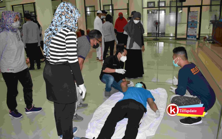 Pelatihan Bantuan Hidup Dasar Terhadap Gejala Serangan Jantung oleh Poli Jantung RSUD Mardi Waluyo Kota Blitar kepada Sejumlah Masyarakat (foto : Faisal NR / Klikwarta.com)