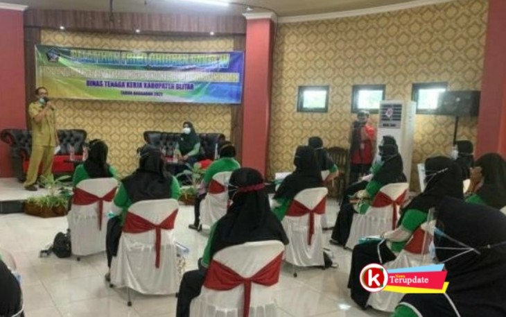 Pelatihan Pembuatan Ayam Goreng oleh Disnaker Pemkab Blitar kepada Mantan Pekerja Migran Indonesia