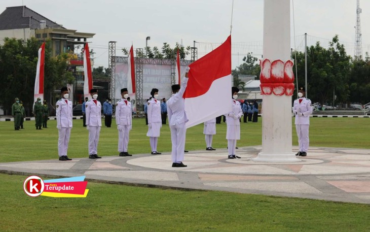 Upacara Bendera Peringatan Hari Pahlawan di Alun-Alun Kanigoro Kabupaten Blitar Tahun 2021