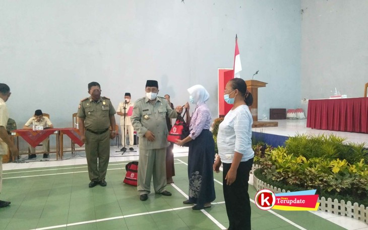 Walikota Santoso Serahkan Bantuan Sosial ke Pedagang Kaki Lima di Acara Sosialisasi Undang-undang tentang Cukai (foto : Faisal NR / Klikwarta.com)