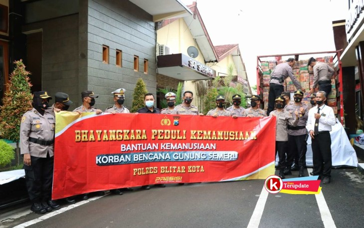 Polres Blitar Kota Peduli Kemanusiaan Terhadap Masyarakat Kabupaten Lumajang yang Terdampak Erupsi Gunung Semeru (foto : Humas Polres Blitar Kota untuk Klikwarta.com)