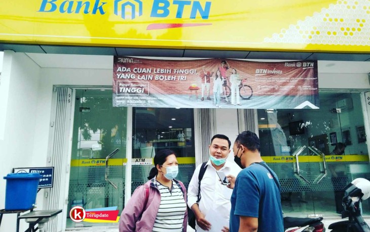 Diah Krisnawati (kiri), Fachrul Iga Taufik (tengah) Saat Dihubungi Wartawan Setelah Layangkan Somasi ke BTN Cabang Blitar (foto : Faisal NR / Klikwarta.com)