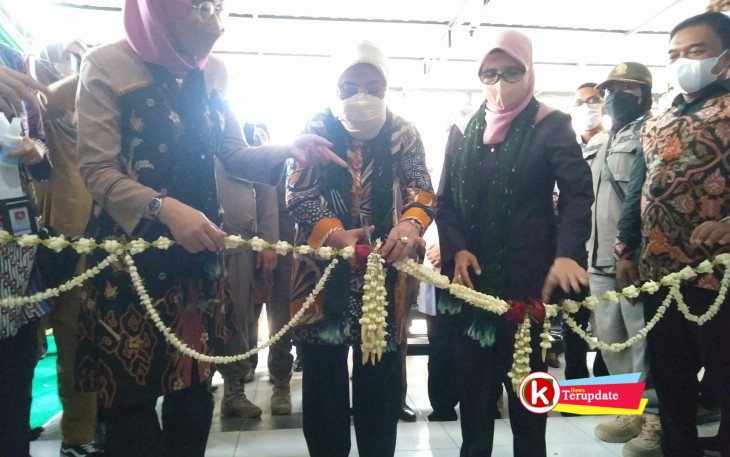 Menteri Ida Fauziah (tengah) Saat Memotong Pita Tali Bunga Penanda Peresmian dan Launching LTSA Didampingi Bupati Blitar Rini Syarifah (kanan) dan Wakil Ketua Komisi IV DPR RI Anggia Erma Rini (kiri). (foto : Faisal NR / Klikwarta.com)