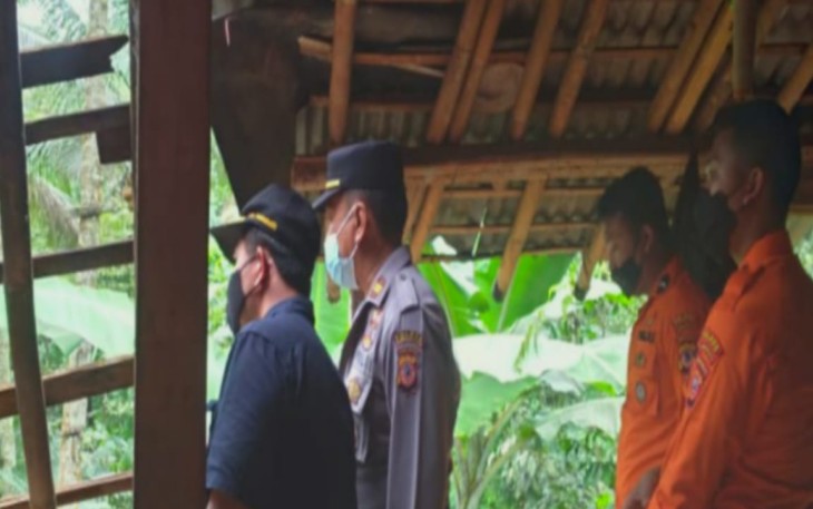 Kapolsek Tamansari - Polres Tasikmalaya Kota, Melalui Bhabinkamtibmas Datangi Musibah Rumah Warga Yang Longsor.