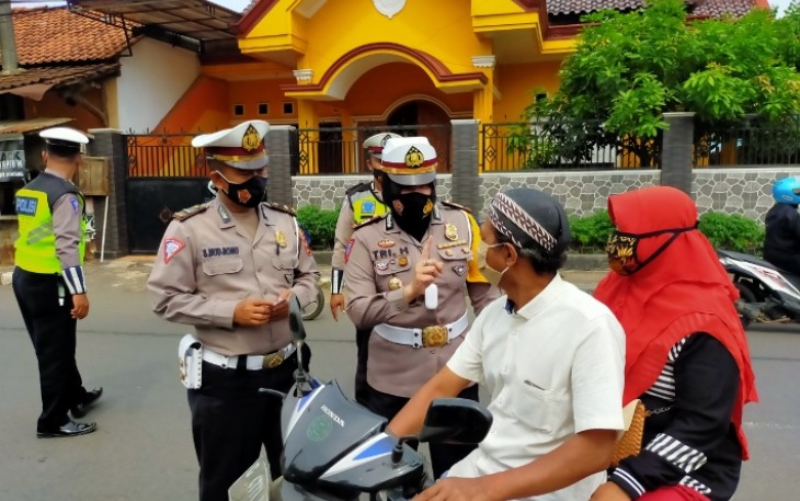 Kasat Lantas AKP Tri Handayani SH, beserta Anggotanya menghimbau kepada pengendara yang lewat untuk taat protokol kesehatan