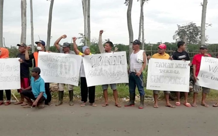 Warga Gunungwungkal Memagari Tanah Desa