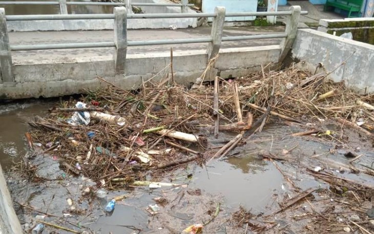 Sampah menumpuk di kolong jembatan