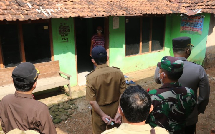 Tinjau warga isolasi mandiri, bupati pastikan logistik tercukupi
