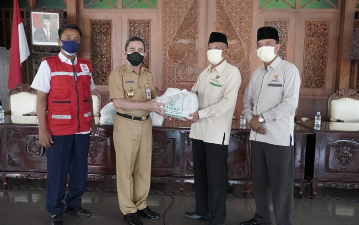 Bupati Haryanto menerima secara simbolis 400 paket sembako dari Baznas