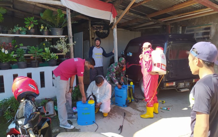 Penyemprotan disinfektan bersama warga