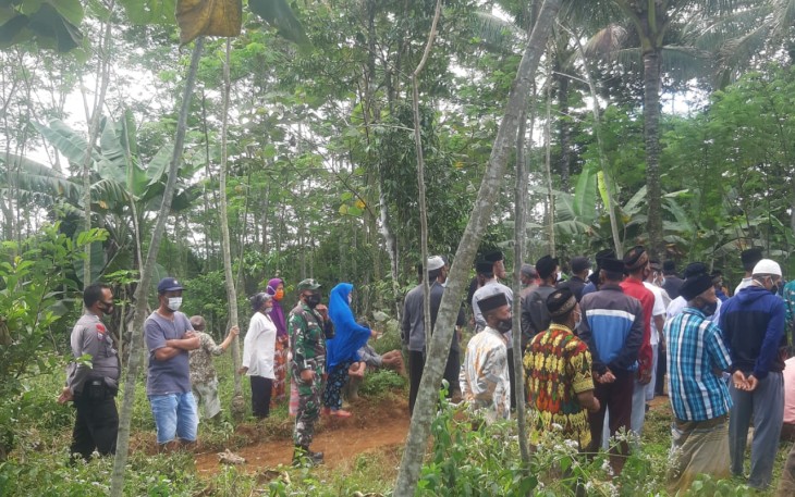 Prosesi pemakaman warga secara prokes