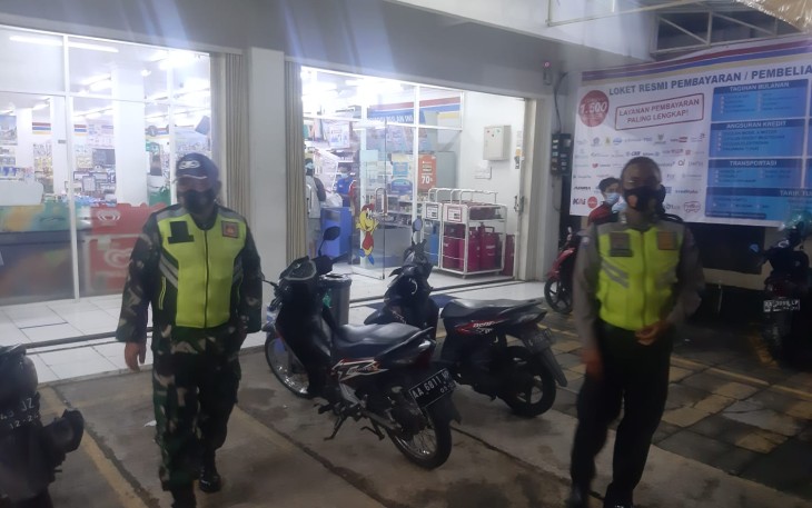 Patroli malam hari pemberlakuan PPKM