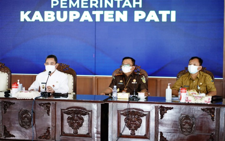 Bupati Pati Haryanto, Sekda Pati dan Forkopimda mengikuti rapat koordinasi penanganan Covid - 19