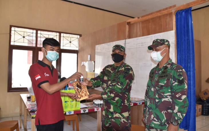Pembagian suplemen bagi warga 