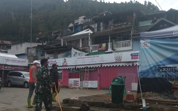 Penyemprotan disinfektan di basecame Gunung Perahu