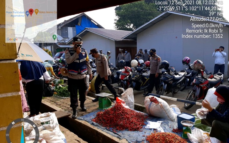 Polres Bengkulu Utara Beri Imbauan Taat Prokes 5M Kepada Pedagang dan Pembeli 