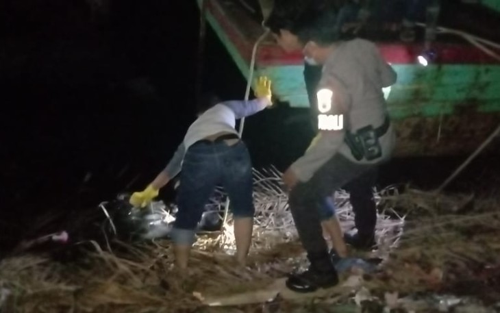 Sesosok mayat laki-laki tanpa identitas ditemukan nelayan di Kecamatan Kampung Melayu