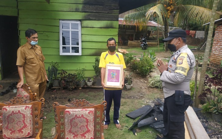 Sambang Korban Kebakaran, Bhabinkamtibmas Salurkan Program Seribu Berbagi
