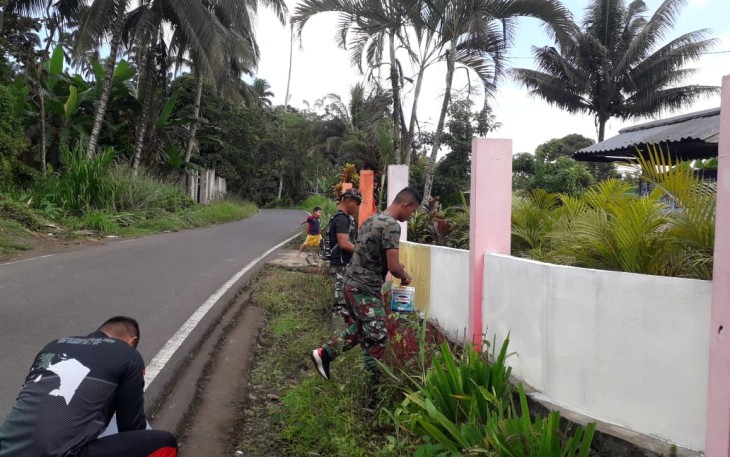 Personil satgas TMMD kodim Bitung saat melakukan pengecetan Gereja