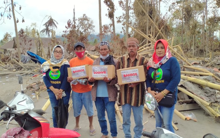 bantuan untuk warga terdampak Pasca erupsi Gunung Semeru dari Remaja Islam Gondanglegi (RISGO) dan Srimaya Foundation.