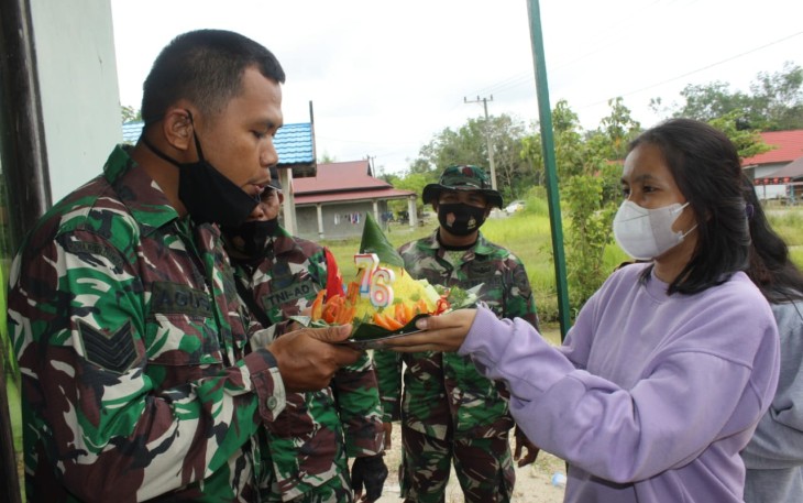 Warga Kampuri Beri Kejutan Nasi Tumpeng Kepada Satgas TMMD, Pada Peringatan HUT TNI Ke 76