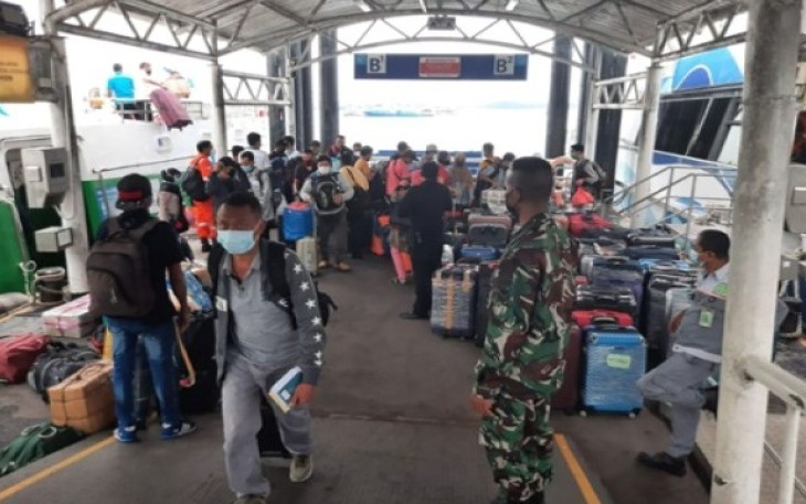 Ratusan PMI Singapura dan Malaysia saat tiba di Pelabuhan Internasional Batam Center Jumat (22/10).