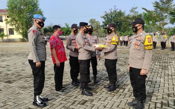 Penyerahan Bantuan Sosial Secara Simbolis Diserahkan Oleh Kapolres Didampingi Ketua Paguyuban Sosial Marga Tionghoa Indonesia