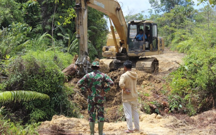 Satgas TMMD Bangun Jembatan Penghubung di Desa Kampuri