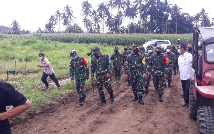 Tim wasev di dampingi Wakil Walikota Bitung Hengky Honandar SE bersama rombongan saat tinjau lokasi TMMD