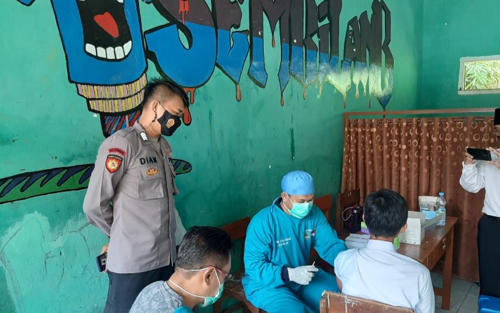 Sebanyak 860 Pelajar Disuntik Vaksin, Polisi di Majalengka Tinjau Langsung Vaksinasi di Sekolah