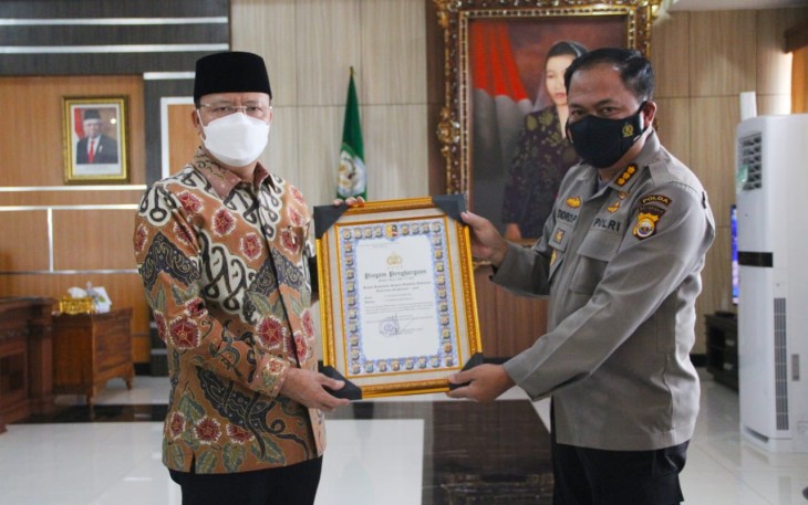 Gubernur Bengkulu Rohidin Mersyah mendapatkan Pin Emas dan Piagam Penghargaan dari Kapolri Jenderal Listyo Sigit Prabowo 