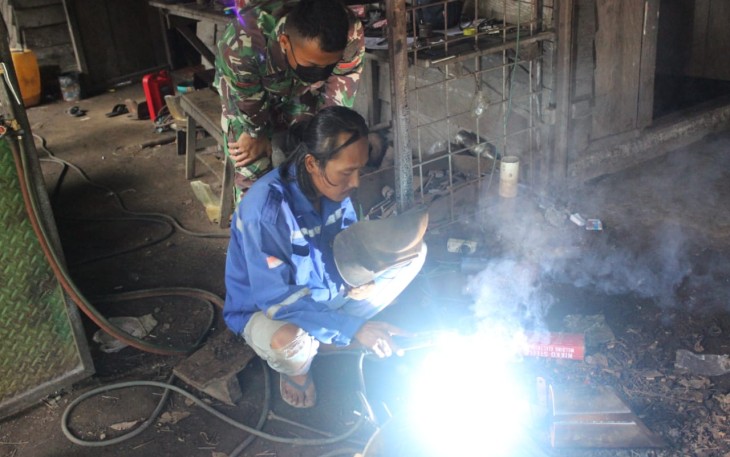 Anggota Satgas TMMD Luangkan Waktu Untuk Belajar Mengelas Bersama Bapak Kristian