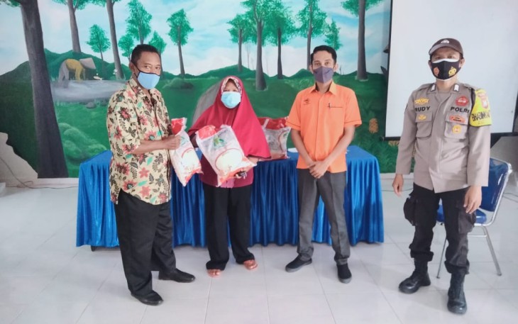 Pemerintah Desa Tua paya  Salurkan Bantuan Beras PKH Ke Warga