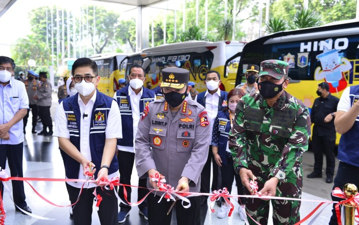 Kapolri Jenderal Listyo Sigit Prabowo Melepas 34 Bus Vaksinasi Keliling