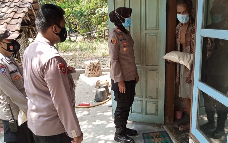 Kepedulian Polsek Cigasong, Bagikan Bansos Pada Warga Terdampak Covid-19