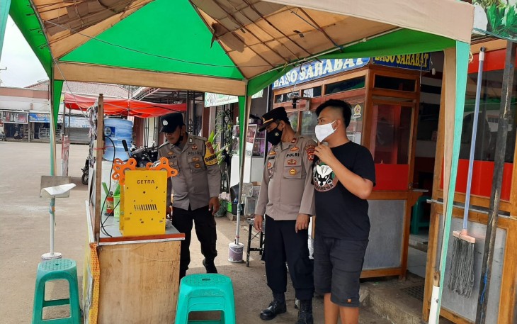 Bhabhinkamtibmas Polsek Malausma Sambangi Pedagang, Himbau Prokes dan Bagikan Masker
